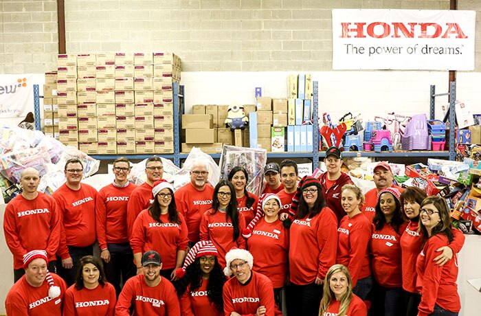 Image of Honda volunteers at CP24 CHUM Christmas Wish warehouse.