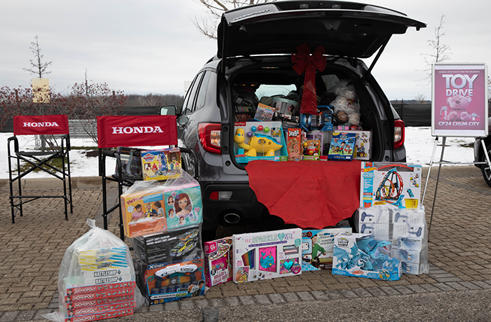Jouets de Noël dans une Honda CR-V pour la collecte de jouets.