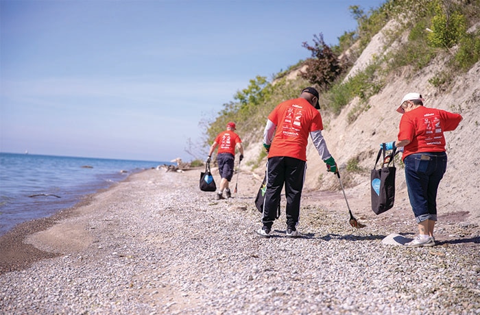 Image of Honda volunteers cleaning the lake